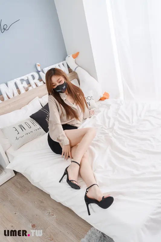 [Limerence] NO.057 語葳女神 OL 床上办公 极品嫩足桌下露出 - Limerence
